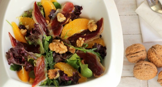 Ensalada de jamón de pato, naranjas y nueces de California